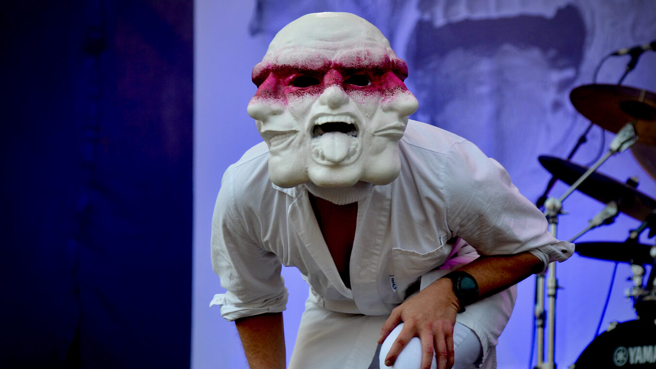 Infringement: Hans Andreas Brandal mit Maske beim Night of the Prog-Festival 2022.